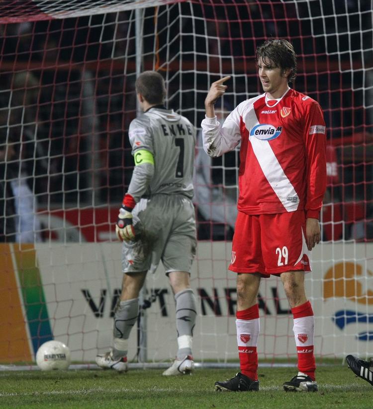storhedstiden. To mål mod Hannover 96 var med til at gøre Dennis Sørensen til landsholdsspiller. Dennis Sørensen har spillet 5 landskampe i 2006-2008. 
