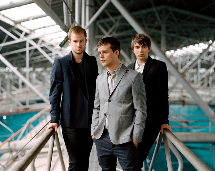 White Lies er et populært koncertnavn - ikke mindst i Danmark. Men musikken på deres andet udspil er for klinisk i albumform. 