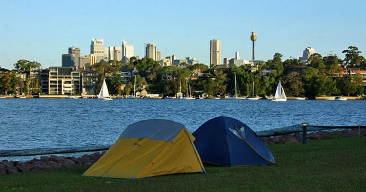 FÆNGSLENDE. Et øjekast fra Sydneys skyline tilbyder fængselsøen Cockatoo Island en ganske særlig campingoplevelse. 