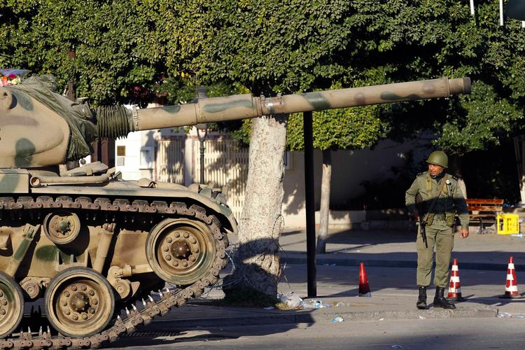 Kontrol. Militæret patruljerer i Tunis gader. 