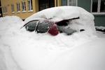 VINTERSKADER. Parkerede biler er hårdt ramt af snevejret. 