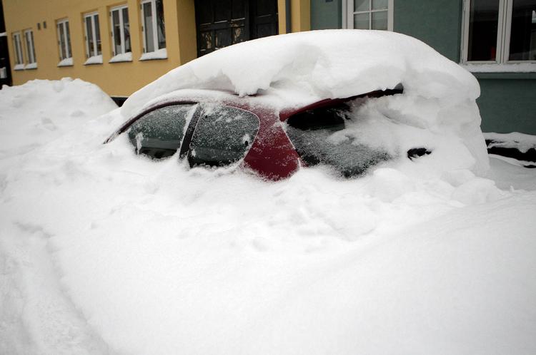 VINTERSKADER. Parkerede biler er hårdt ramt af snevejret. 