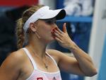 lettet. Caroline Wozniacki kysser ud mod publikum efter sejren mod Gisela Dulko. 