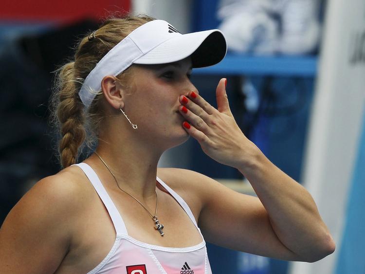 lettet. Caroline Wozniacki kysser ud mod publikum efter sejren mod Gisela Dulko. 