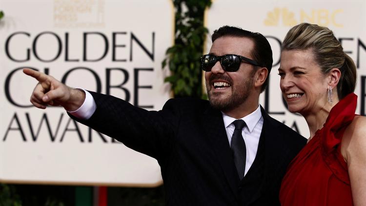 Den engelske komiker Ricky Gervais var vært ved showet. Her ankommer han sammen med sin kæreste, Jane Fallon. 