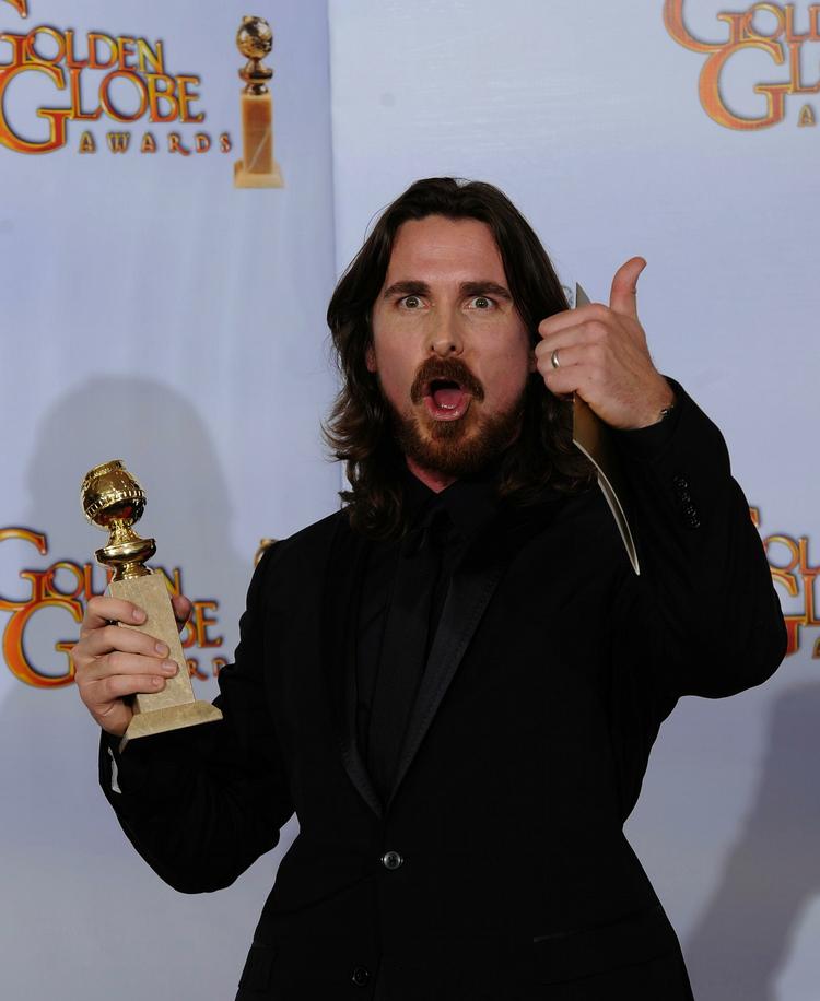 Christian Bale, det er ham, nogen kender som Batman, virker meget glad for sin Golden Globe, som han har vandt for bedste mandlige birolle for filmen 'The Fighter'. 