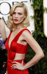 January Jones - det er hende vi kender som Betty Draper fra Mad Men-serien - ankommer i en lille rød sag. 