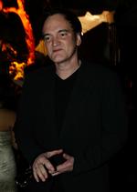 Klassens evige frække dreng Quentin Tarantino på vej til efterfest med ild i baggrunden. 