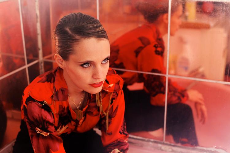 Britisk presse har nærmest allerede udråbt Anna Calvi til dette unge års store sensation. For at blive det skal hun dog levere mere markante sange. PR-foto 