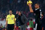 farveblind. Real-træner José Mourinho vil så gerne vinde det hele og kan ikke godtage, at dommerne i Spanien ikke dømmer, som han foretrækker. 