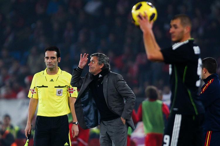 farveblind. Real-træner José Mourinho vil så gerne vinde det hele og kan ikke godtage, at dommerne i Spanien ikke dømmer, som han foretrækker. 