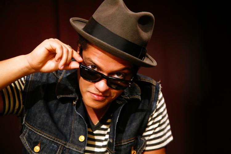 Popmageren Bruno Mars har skrevet sange for Cee-Lo Green og sunget med på de to sommerhits 'Billionaire' af Travie McCoy og 'Nothin' on You' af B.o.B. 