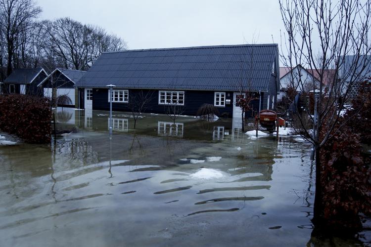 Dette smukke hus i Oplev syd for Støvring står under 30 cm vand. Forsikringen har allerede meddelt ejeren at de ikke agter at dække en krone. Men ejeren bør klage, siger Forbrugerrådet. 