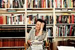 Bogmenneske. 50-årige Anette Wad begyndte i forlagsbranchen som 25-årig. Det var på det lille forlag Komma. I 1991 blev hun chef for Aschehougs fagbogsredaktion, og fra 1999 og til i går har hun været administrerende direktør for det forlag, som nu hedder Lindhardt og Ringhof. 