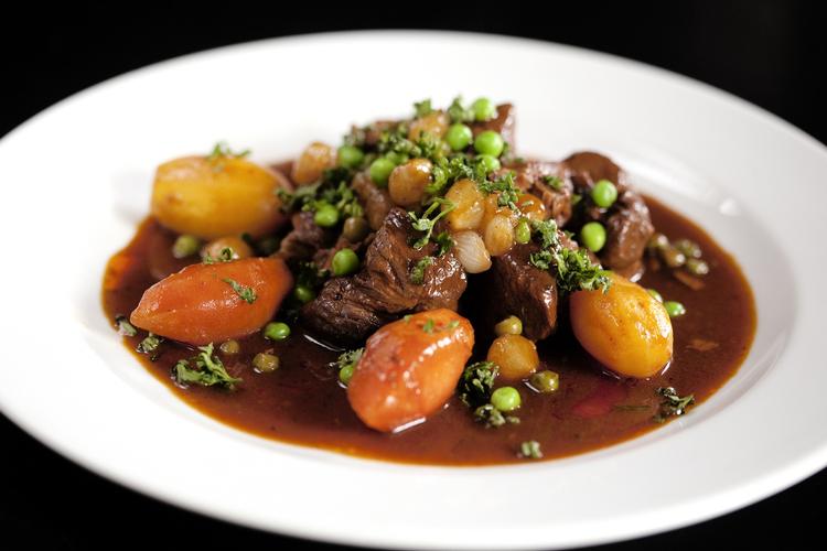 Marineret lam er en klassiker i sæsonens simremad. Med god vin dertil, bien sür. 