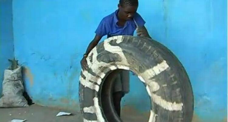 Kreativ. 15-årige Fred har fundet en fiks måde at bruge kondomer på. Sammen med gummistrenge fra et jul og 15 plasticposer kan han konstruere en glimrende fodbold. Det kan man se i filmen Condomoize Zambia, som er en af de seks film, juryen har valgt ud af de 33 bidrag i videokonkurrencen, der er støttet af Danidas oplysningsudvalg. 