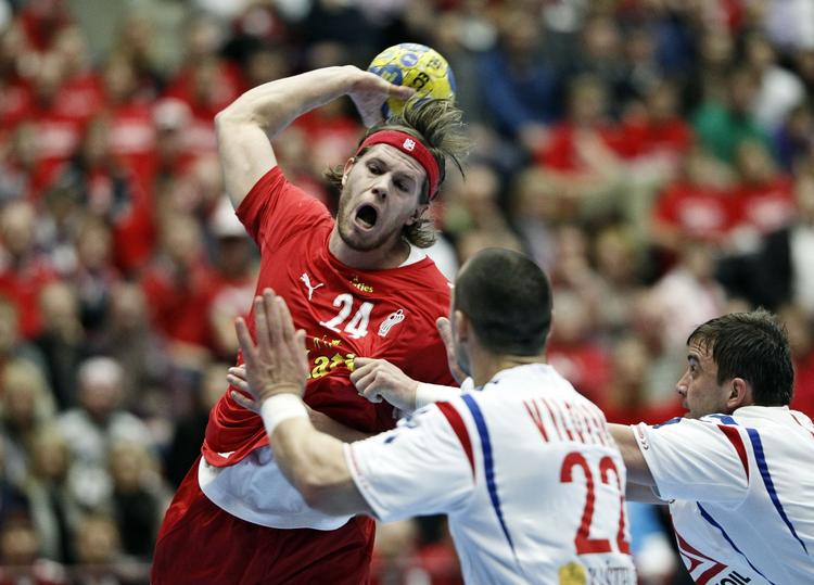 topscorer. Mikkel Hansen scorede ti mål i storsejren over Serbien. 