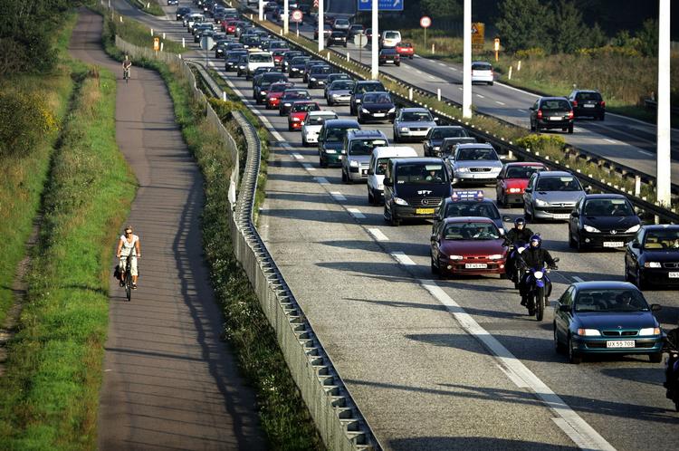 KOSTBART. Der er stor forskel på, hvor dyre forskellige biltyper er per kilometer, når man medregner købspris, benzinforbrug og andre faktorer. 