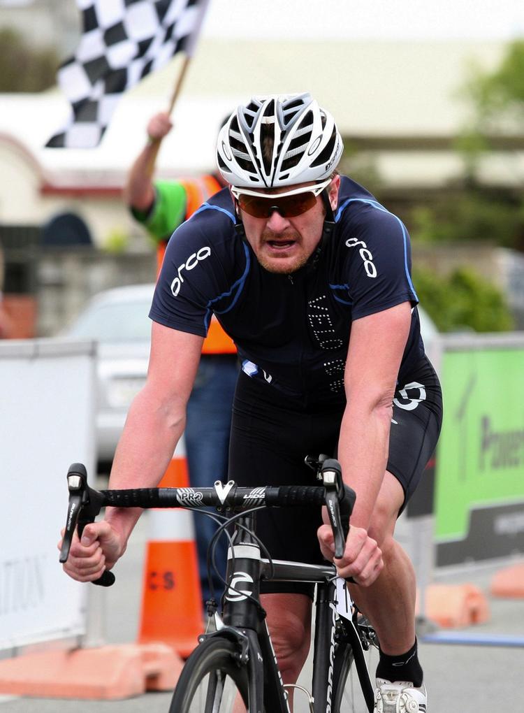 Færdig. Floyd Landis sætter konkurrencecyklen i garagen. 
