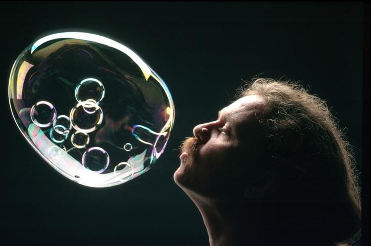Amerikaneren Tom Noddy besøger Experimentarium for at puste, når der er sæbeboble-topmøde i weekenden 28.-30. januar. 