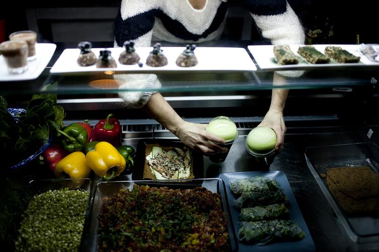 Sofie Svare Fischer og Naim Al-Kassab har åbnet Nørrebros første café med raw food. Den har allerede fået mange stamkunder, men mange harcellerer også over caféens sundhedsfilosofi. 