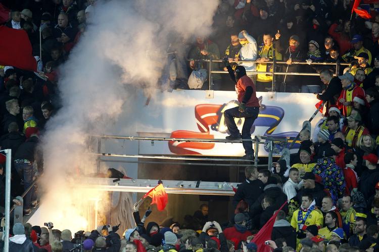 Fodboldvold. Der var gang i den på Brøndby Stadion i dag. Nu kan heller ikke sportsjournalisterne vide sig sikre. 