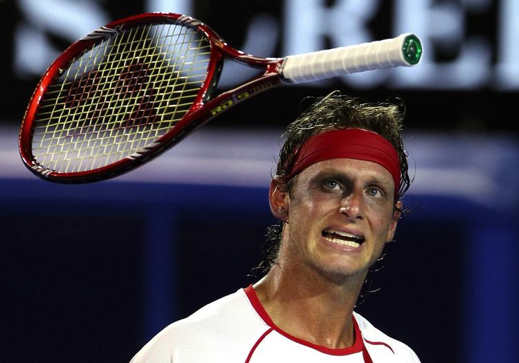 maratonkamp. David Nalbandian smed indimellem frustreret rundt med ketsjeren, men endte med at vinde det næsten fem timer lange opgør mod Australiens Lleyton Hewitt. 