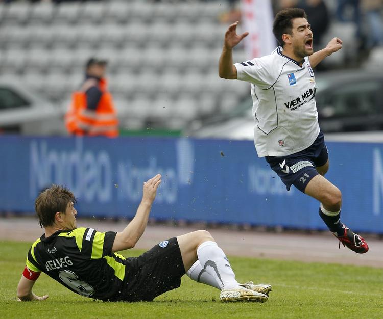 statsborgerskab. Jerry Lucena bliver fældet af OB's Thomas Helweg i en kamp i Superligaen. Nu kan AGF'eren måske snart komme på landsholdet i Filippinerne. 