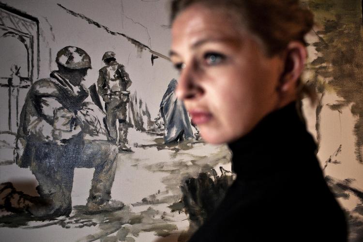 Bataljemaler. Mathilde Fenger satser på at male 30 store billeder fra  sit ophold blandt danske soldater i  Afghanistan. Hun vil blandt andet gerne udstille dem på landets kaserner og har allerede aftalt en udstilling på Hærens Officersskole. 