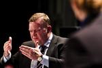 Magtkamp. Vi har mere brug for politiske resultater end for politiske 'min er større end din'-diskussioner. Løsninger frem for magtkampe, mener Anette Claudi. Arkivfoto 