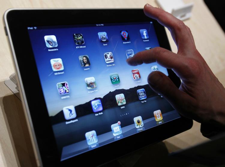 To mænd brød ind i et stort amerikansk teleselskabs computere og stjal personlige oplysninger om 120.000 iPad-kunder. 