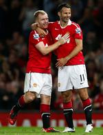 sammenhold. Paul Scholes (tv) er den seneste af spillere fra den gyldne United-årgang, der er hentet ind for at hjælpe den midlertidige træner,  Ryan Giggs (th). 