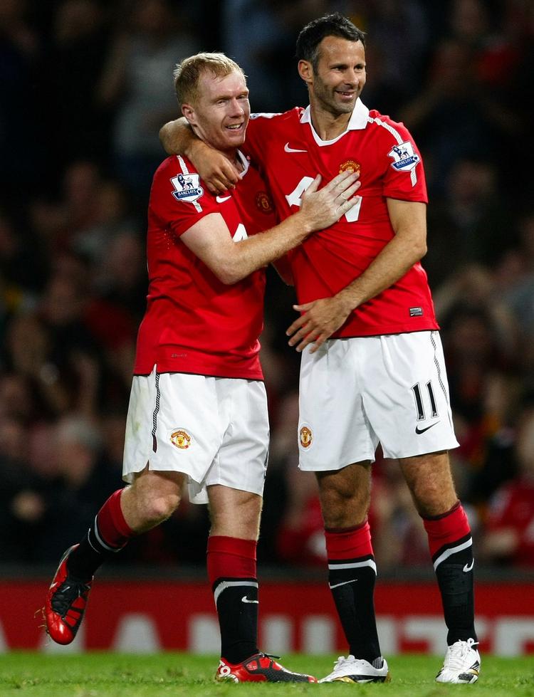 sammenhold. Paul Scholes (tv) er den seneste af spillere fra den gyldne United-årgang, der er hentet ind for at hjælpe den midlertidige træner,  Ryan Giggs (th). 