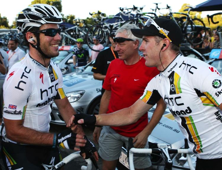 dramatisk. Mark Cavendish (th) lykønsker holdkammerat Matt Goss med sejren på første etape af Tour Down Under. På dagens etape styrtede Mark Cavendish, mens Matt Goss mistede sin samlede førsteplads. 
