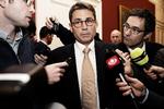Tvivler. S og SF siger, at deres plan vil skaffe 75.000 nye arbejdspladser. Det tror erhvervs- og økonomiminister Brian Mikkelsen ikke på. 