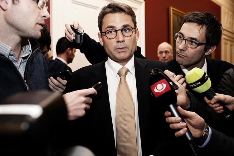 Tvivler. S og SF siger, at deres plan vil skaffe 75.000 nye arbejdspladser. Det tror erhvervs- og økonomiminister Brian Mikkelsen ikke på. 