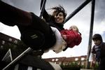 En række af Københavns 141 legepladser skal nu gøres mere voksenvenlige med motionsredskaber. 