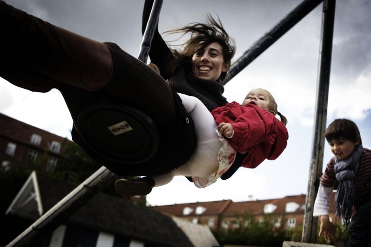 En række af Københavns 141 legepladser skal nu gøres mere voksenvenlige med motionsredskaber. 