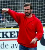 Excentriker. Eric Cantona har siden karrierestoppet i 1997 bl.a. haft flere filmroller, spillet strandfodbold og som her på billedet været med til at promovere hjemløsefodbold ved VM i København i 2007. 