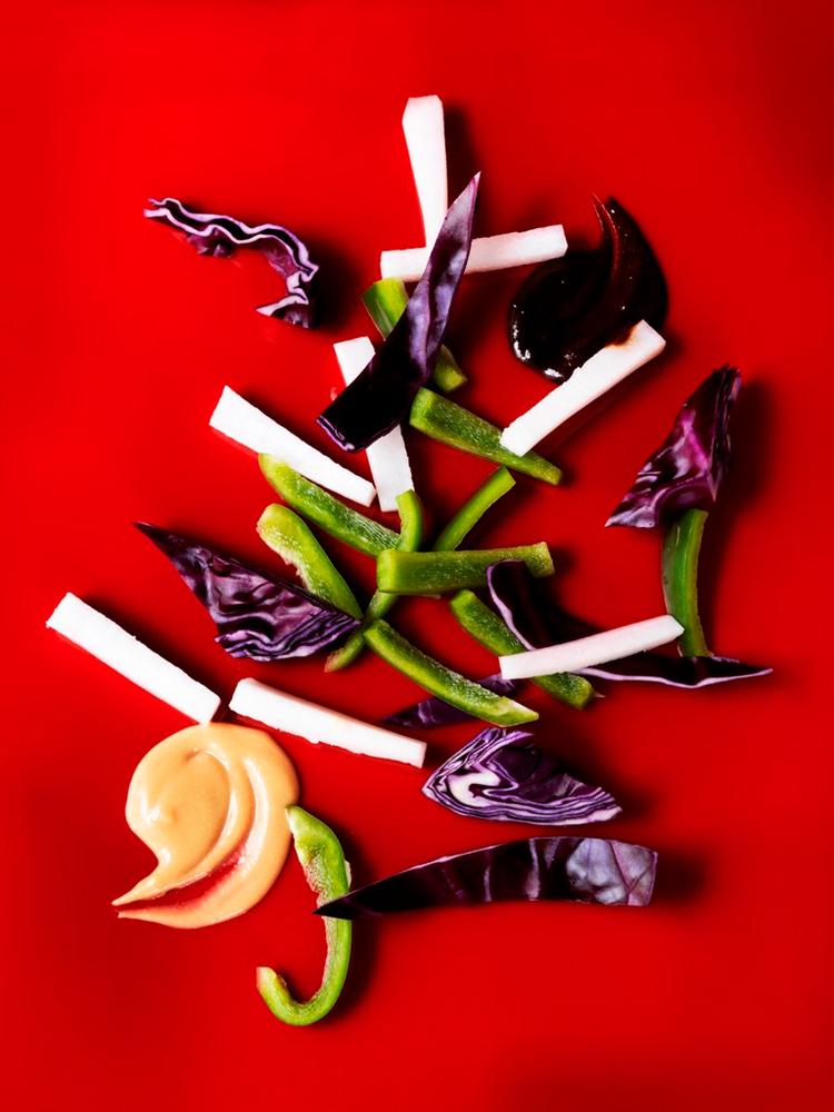 Dip til grøntsager. I en lidt tyndere udgave kan dippen bruges som dressing. Smag til med mørk sesamolie og revet ingefær. 