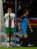 splid. Cristiano Ronaldo (tv) og hans holdkammerat fra Real Madrid, Iker Casillas (th) skulle ifølge portugiseren have bilagt en strid, der blev grundlagt med Casillas' kærestes udtalelser om Ronaldo. 