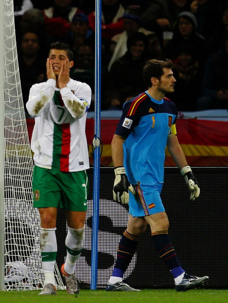 splid. Cristiano Ronaldo (tv) og hans holdkammerat fra Real Madrid, Iker Casillas (th) skulle ifølge portugiseren have bilagt en strid, der blev grundlagt med Casillas' kærestes udtalelser om Ronaldo. 