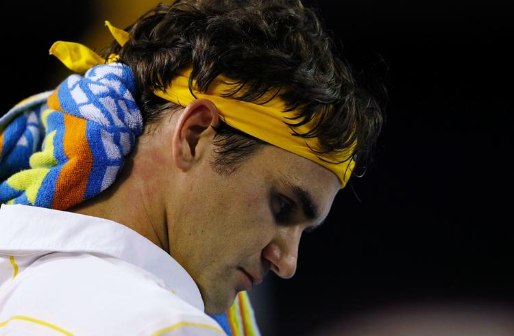 frustration. Efter to hæsblæsende sæt forsvandt Roger Federer ud af kampen mod Gilles Simon. Men schweizeren fandt rytmen igen til sidst. 