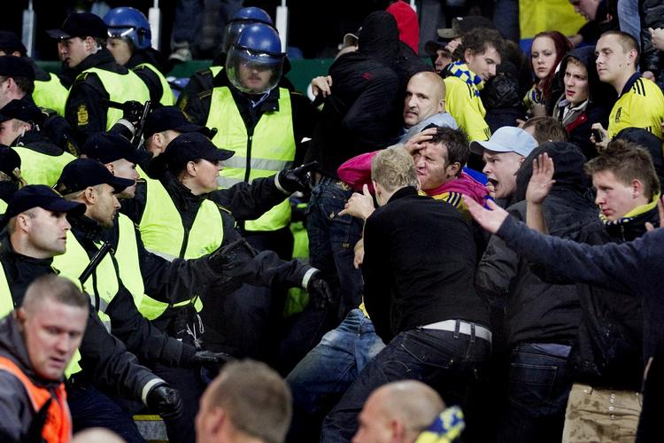 UROLIGHEDER. Københavns Politi har sat navn på 25 fodboldbøller, der lavede ballade i forbindelse med en kamp i Parken i september sidste år. 
