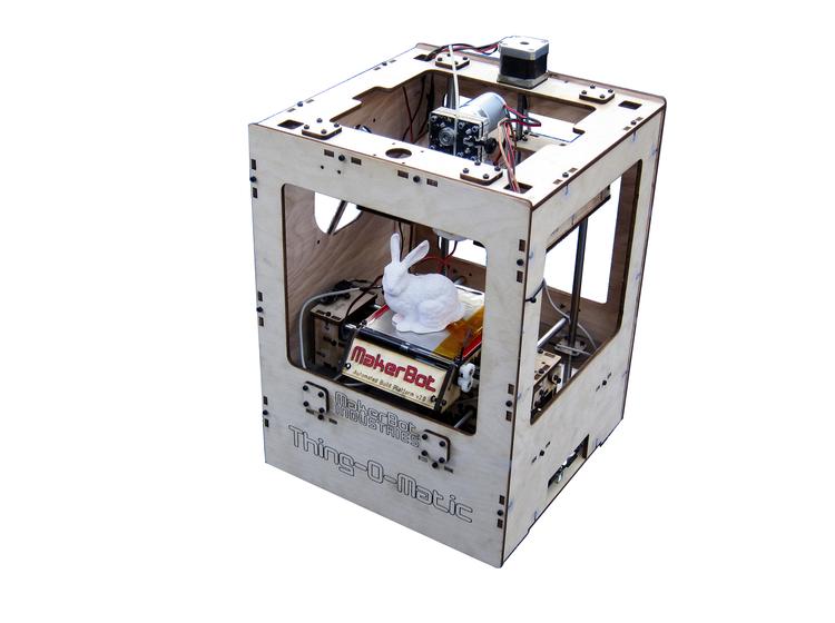 TREDIMENSIONAL Man skal ikke fylde toner, men derimod plastik på 3D-printeren Thing-O-Matic. Og står du lige og mangler en ekstra tallerken, en opvaskebalje eller  en kanin, er det bare at tegne den på din computer og printe den ud. Foto: Scott Beale/Laughing Squid 