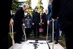Identitetsdød.  I 2010 sagde værkfører Nielsen (stående i midten) et sidste farvel til sin uhyggeligt vellignende kopi på Assistens Kirkegård  i København. Men siden er afdøde blevet gravet op og befinder sig nu i midlertidigt 'asyl' i Aarhus Kunstbygning. 
