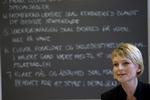 Fejlfinding. Undervisningsminister Tina Nedergaard foran tavlen med de to fejl. 
