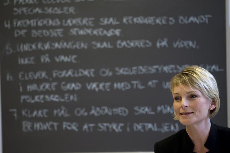 Fejlfinding. Undervisningsminister Tina Nedergaard foran tavlen med de to fejl. 