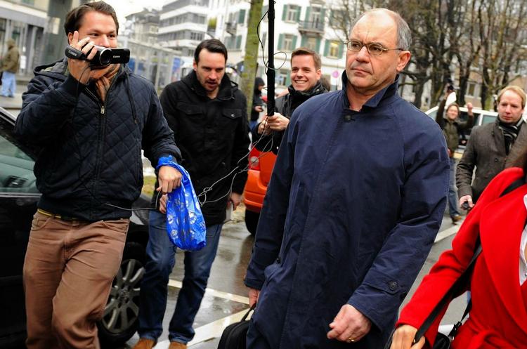 Anholdt. Rudolf Elmer forlader retten i Zürich i går. Kort tid efter blev han anholdt. 