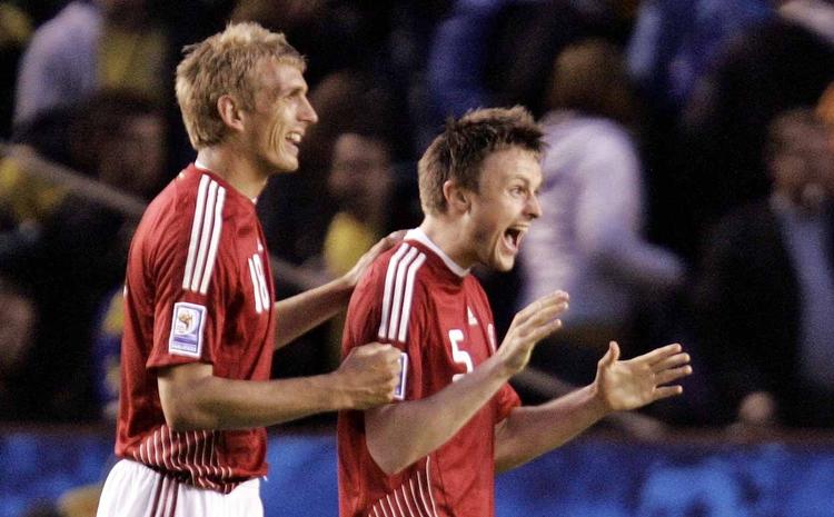syg. Da Danmark vandt 1-0 over Sverige på Råsunda kom Thomas Augustinussen på banen til sin anden landskamp, men nu er den tidligere AaB'er ramt af sygdom. Arkivfoto. 